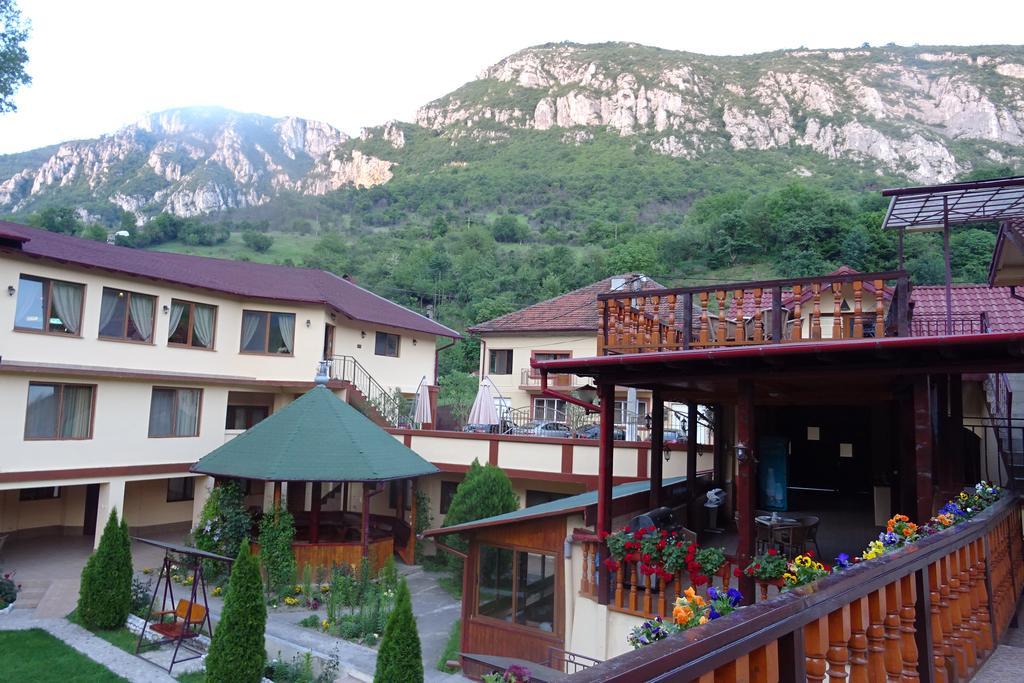 Pension Cuibul Viselor Băile Herculane Exterior foto